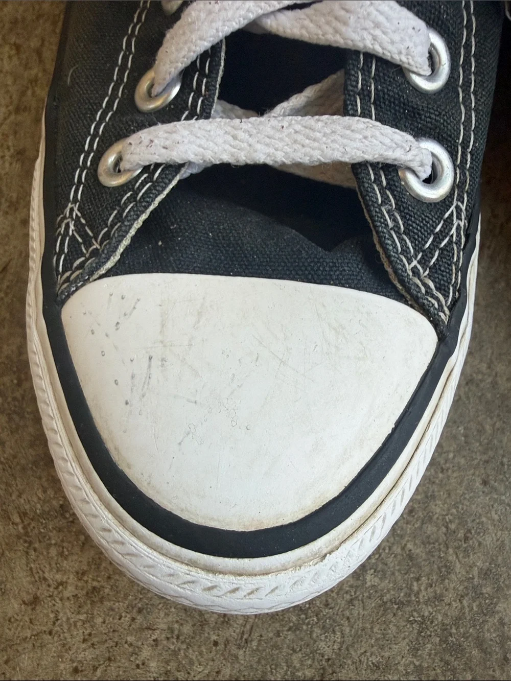 Converse women’s 9.5 Chuck Taylor Black High-Top Sneakers